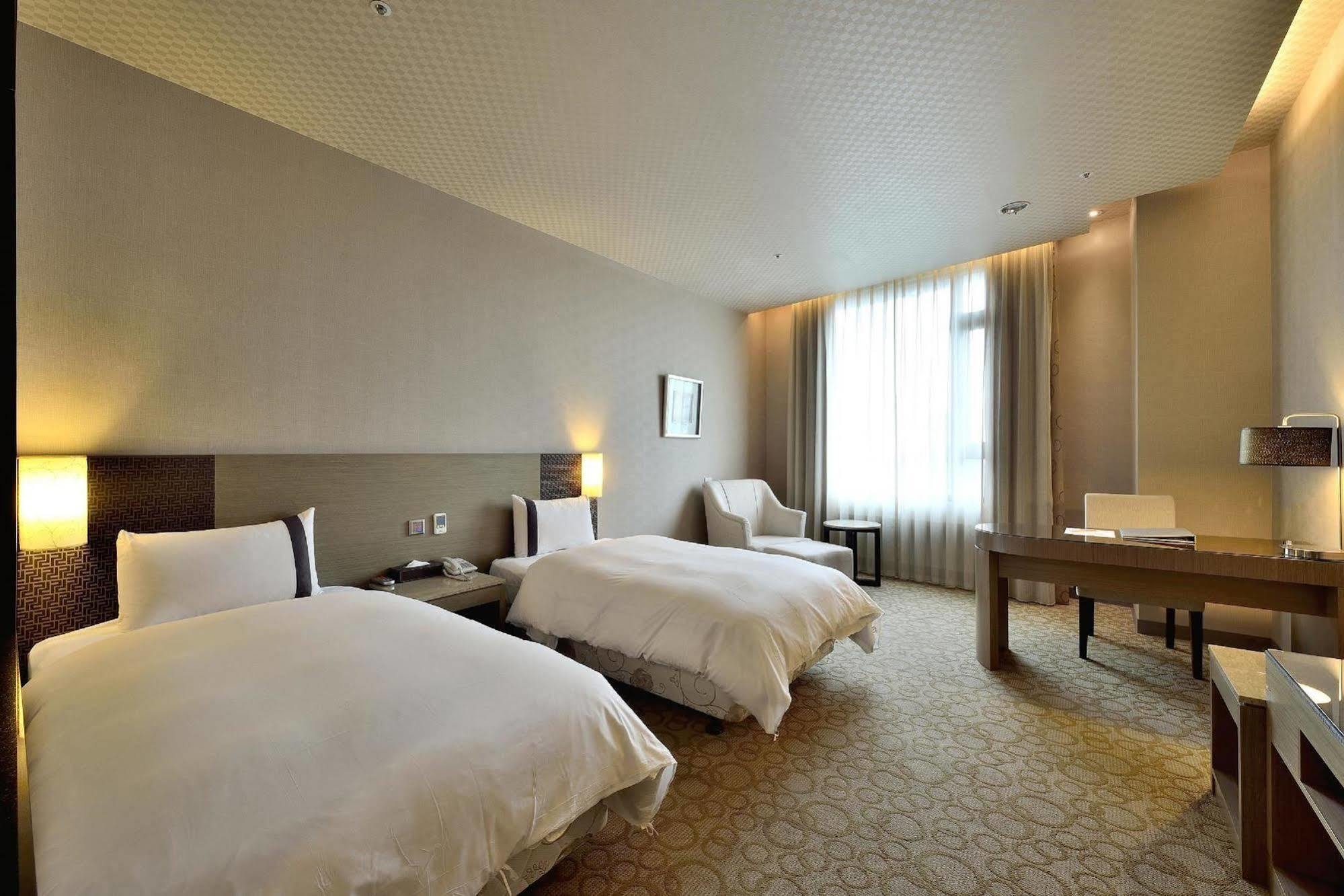 Shinkansen Grand Hotel Тайджун Екстериор снимка
