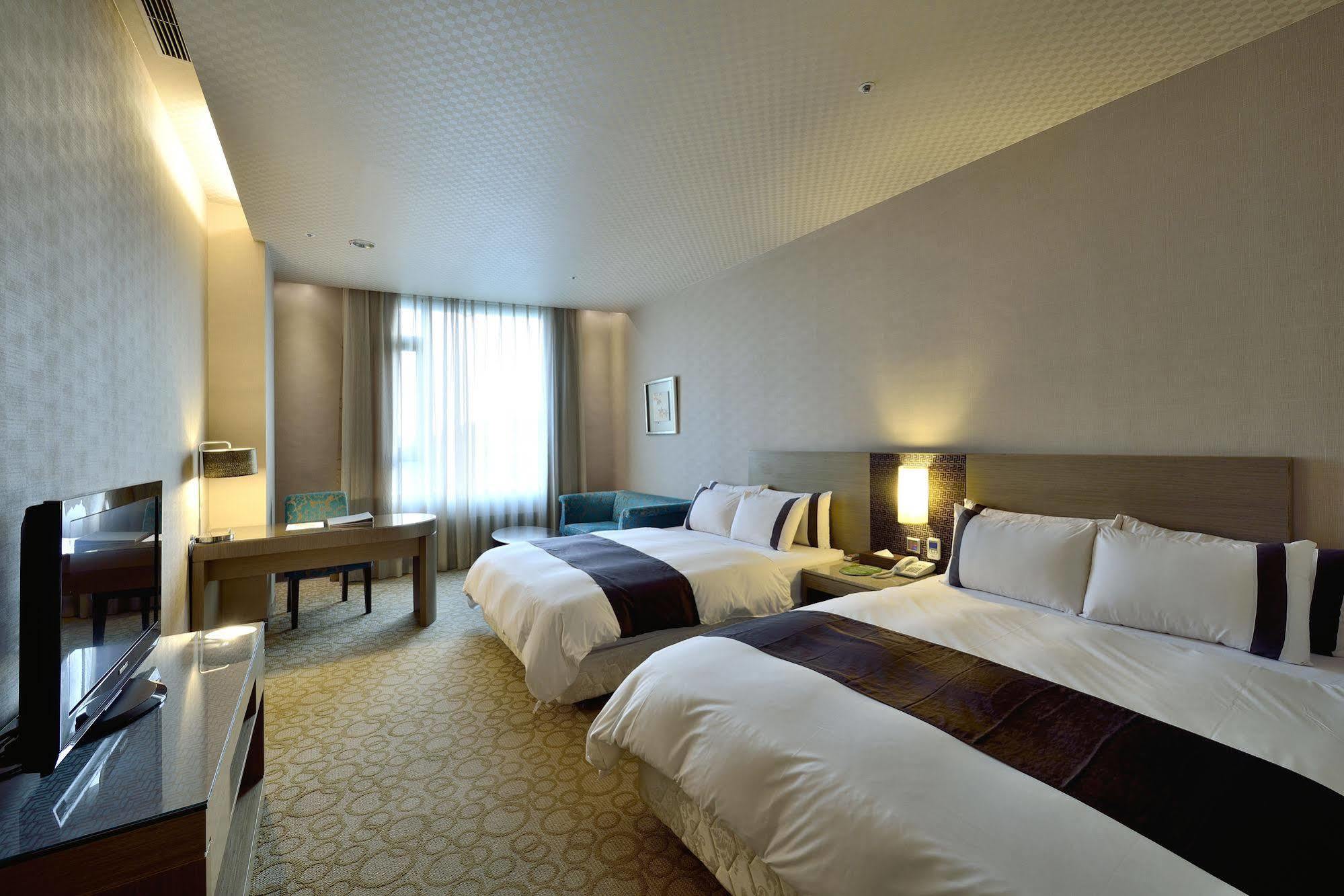 Shinkansen Grand Hotel Тайджун Екстериор снимка
