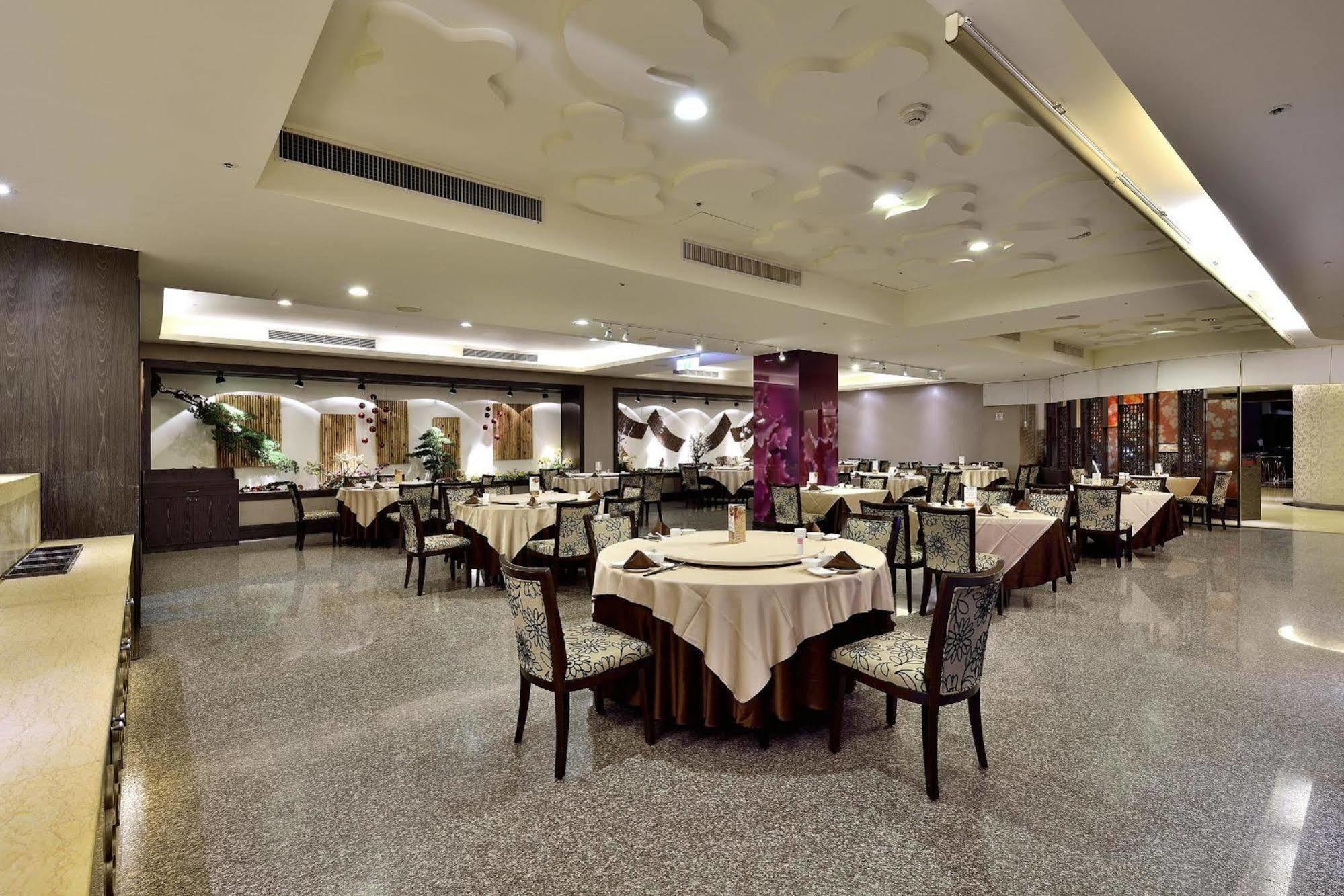 Shinkansen Grand Hotel Тайджун Екстериор снимка