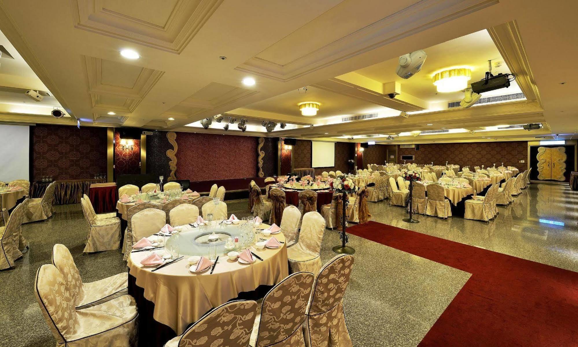 Shinkansen Grand Hotel Тайджун Екстериор снимка
