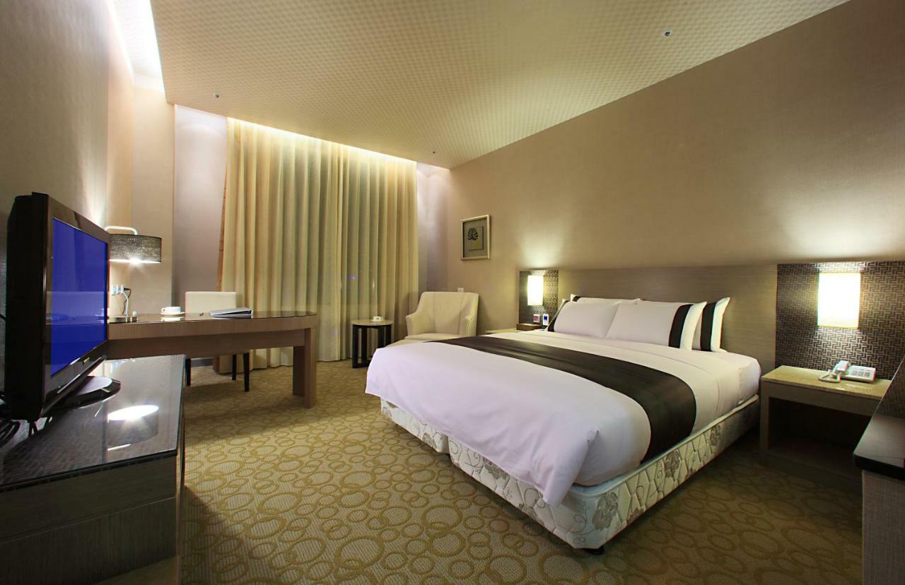 Shinkansen Grand Hotel Тайджун Екстериор снимка